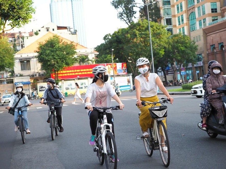Giới trẻ TPHCM hào hứng đạp xe sau giãn cách