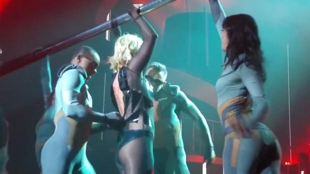 Nữ ca sỹ "Baby one more time" nhận sự trợ giúp từ các vũ công 