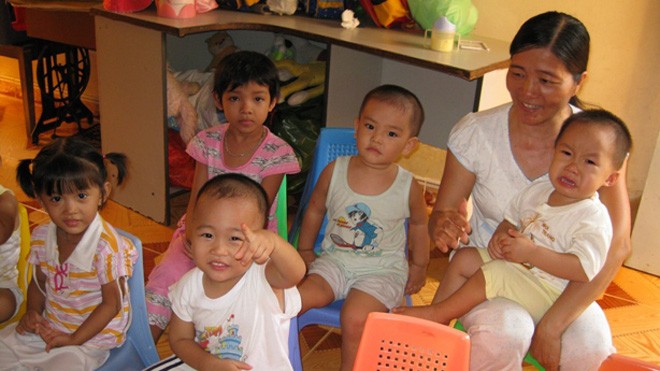 Chị Vũ Thị Huấn trong giờ dạy trẻ. Ảnh: Tuấn Cường