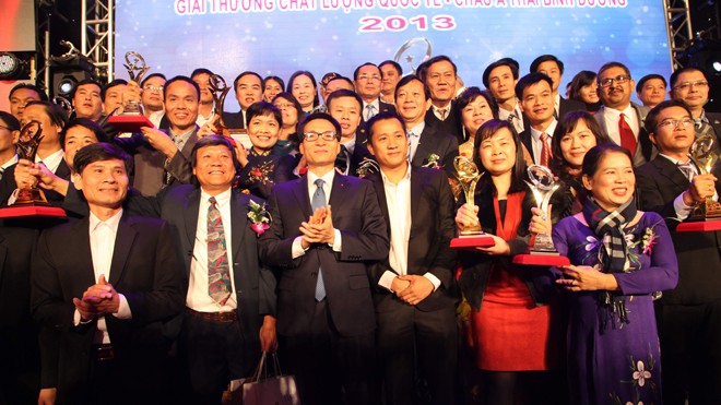 Phó Thủ tướng Vũ Đức Đam (thứ 3 từ trái qua) tại lễ trao giải thưởng Chất lượng Quốc gia