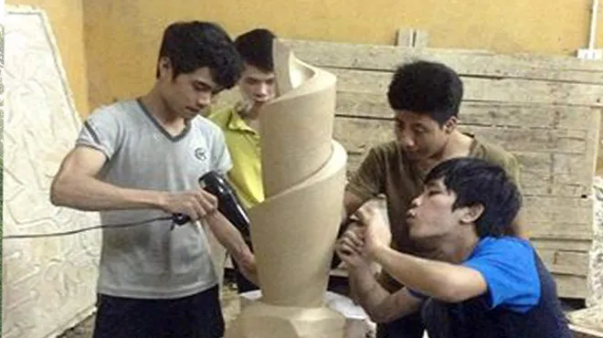  Nhóm tác giả sinh viên trường ĐH Mỹ thuật Công nghiệp Hà Nội thực hiện tác phẩm