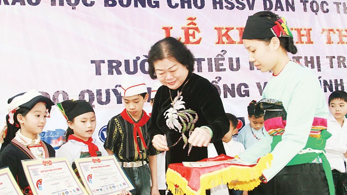 Nguyên Bí thư Trung ương Đảng, nguyên Phó Chủ tịch nước, Chủ tịch Quỹ học bổng Vừ A Dính Trương Mỹ Hoa trao học bổng cho các em học sinh dân tộc thiểu số