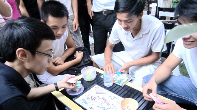 Trò chơi sử dụng tiếng Anh. Ảnh: Thanh Trần