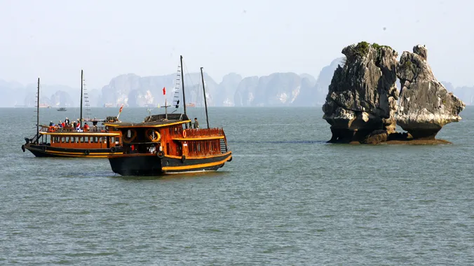 Thông tin 7.000 lít dầu chứa hóa chất siêu độc lưu giữ cạnh vịnh Hạ Long khiến dư luận xôn xao lo lắng. Ảnh: Hồng Vĩnh