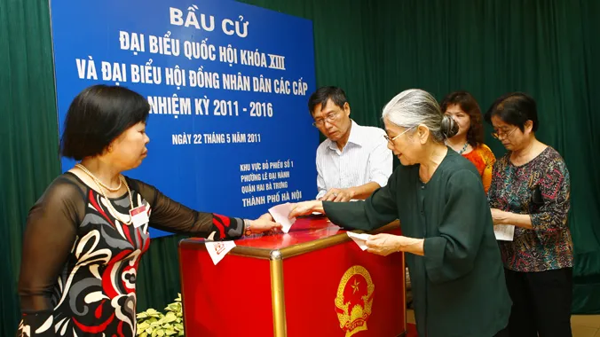 Người dân phường Lê Đại Hành, quận Hai Bà Trưng (Hà Nội) bỏ phiếu bầu cử đại biểu QH khóa XIII và đại biểu HĐND các cấp nhiệm kỳ 2011 - 2016. Ảnh: Hồng Vĩnh