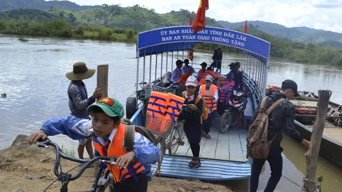 Học sinh, giáo viên ở xã Bình Hòa đã có thuyền mới an toàn