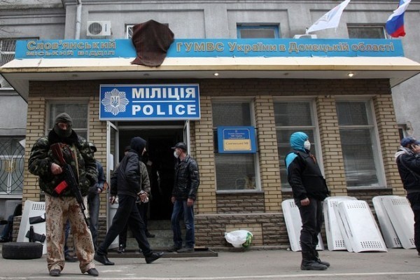  Các tay súng ủng hộ Nga chiếm một đồn cảnh sát ở Slavyansk. (Ảnh: wsj.com) 