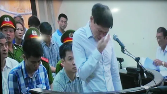 Bị cáo Dương Tự Trọng bật khóc trước tòa. Ảnh: Tuấn Nguyễn
