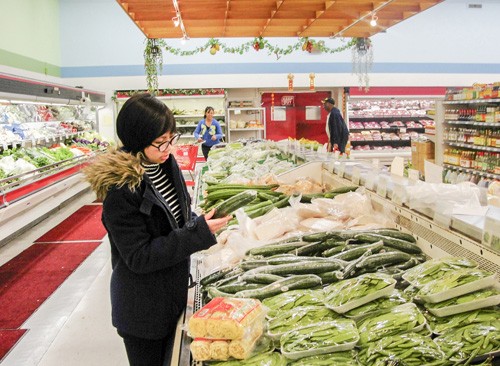 Nếu biết cách, du học sinh sẽ không tốn nhiều tiền khi đi chợ mua sắm cho các bữa ăn của mình - Ảnh: Thủy Tiên (Thanh Niên) 