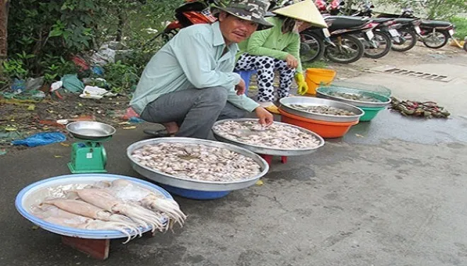 Mực đông lạnh giá rẻ bất ngờ được bán trên lề đường Lê Văn Lương (huyện Nhà Bè, TP HCM) khi đã sơ chế.