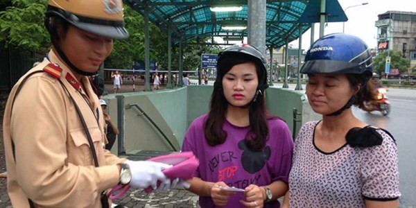 Mẹ con thí sinh Na nhận lại ví đánh rơi từ lực lượng CSGT sáng nay.
