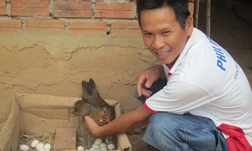 Anh tài xế lái xe tải Phạm Văn Hà thành triệu phú nhờ nuôi gà rừng. Ảnh: Người Lao Động