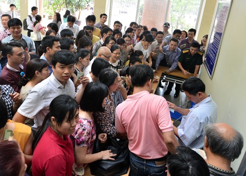 Nhiều phụ huynh buổi sáng 5/5 không mua được hồ sơ vào lớp 6 trường Lương Thế Vinh không khỏi lo lắng nên đã có mặt rất sớm ở trường từ đầu giờ chiều. Ảnh: Quỳnh Trang/ VnExpress