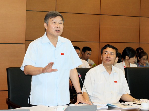 ĐB Nguyễn Sơn (TP Hà Nội) đề nghị nên thừa nhận việc chuyển giới. Ảnh: Như Ý