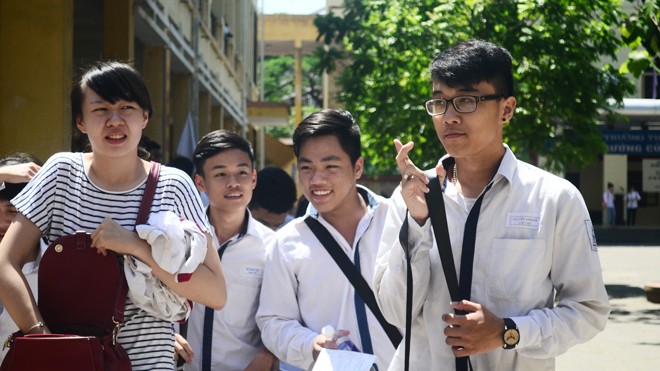 Thí sinh vui vẻ sau khi hoàn thành bài thi trong ngày thi đầu tiên, 2/6