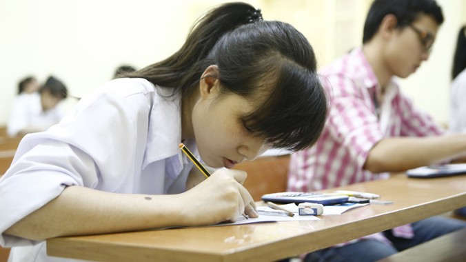 Thí sinh làm bài thi môn Vật lý chiều 4/7. Ảnh: Như Ý