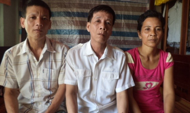 Từ trái qua: Ông Phạm Văn Lến, ông Phạm Văn Lé và bà Thạch Thị Xem