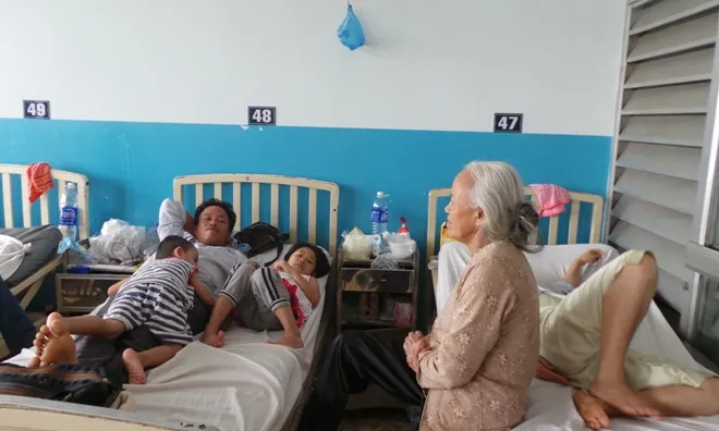  6 người trong một gia đình được chuyển đến BV Bệnh Nhiệt đới TPHCM điều trị- ảnh L.N