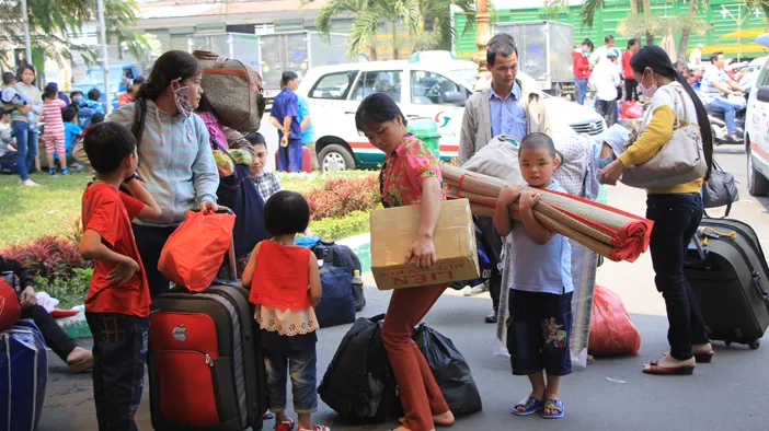 Hành khách lỉnh kỉnh đồ đạc chuẩn bị lên tàu.