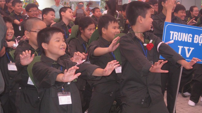 Các chiến sĩ nhí thực hiện một số bài khởi động trước khi làm lễ xuất quân. 