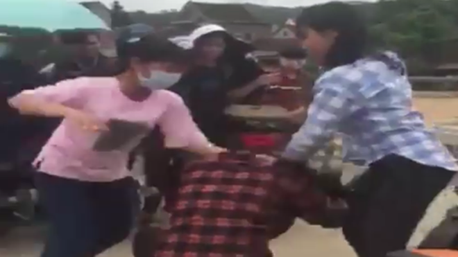 Hai nữ sinh nắm tóc, đánh liên tiếp vào mặt bạn.