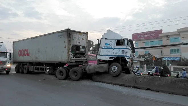 Tiền Giang: Xe đầu kéo lao lên dải phân cách, giao thông ùn ứ 