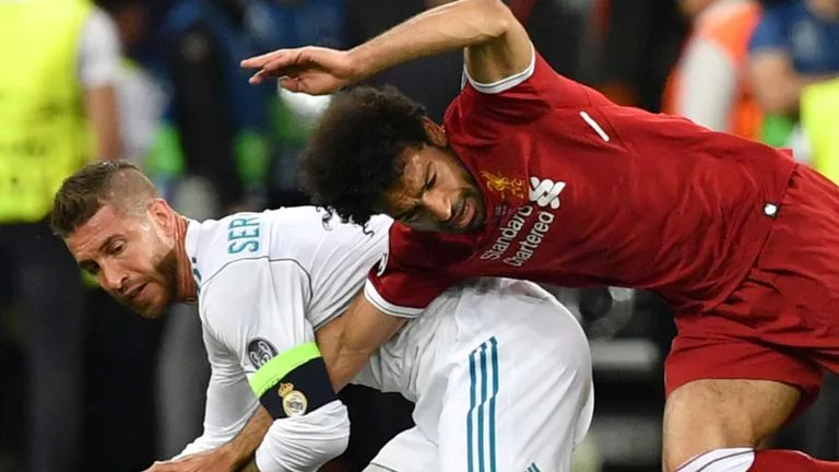 Thủ quân Real phản pháo vụ vật Salah, đấm Karius