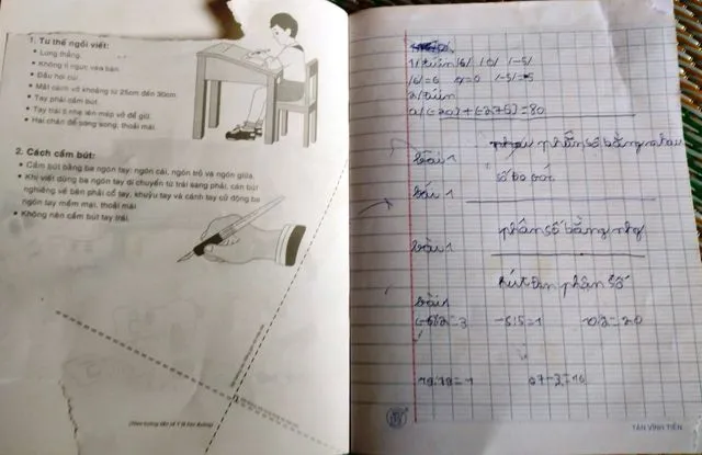 Những vở học của những học sinh "ngồi nhầm lớp"