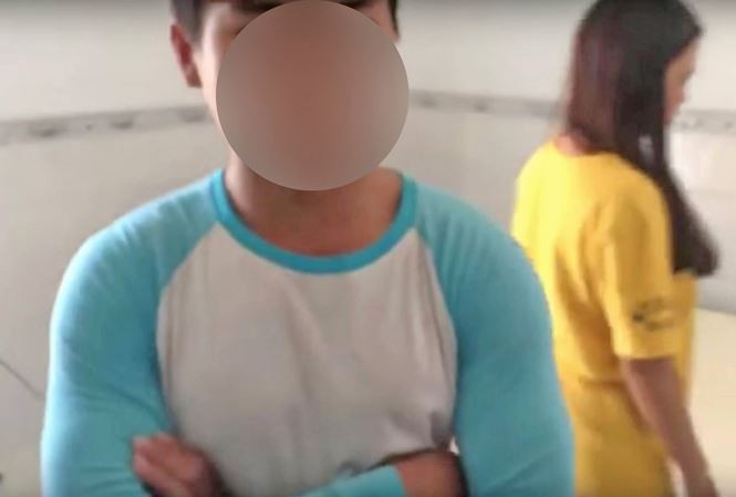 Hình ảnh người phụ nữ bị bắt quả tang trong phòng nghỉ. Ảnh cắt từ video