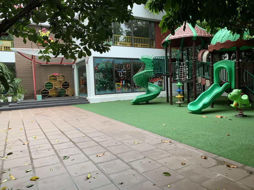 Cơ sở mầm non Maple Bear Westlake Point tại 24 Quảng Bá (Tây Hồ, Hà Nội) cửa đóng then cài, không có học sinh. Ảnh: Đỗ Hợp