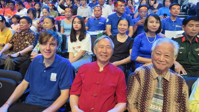 Nhà báo Nguyễn Như Mai (áo đỏ)- cố vấn 20 năm của chương trình đường lên đỉnh Olympia. Ảnh: NVCC