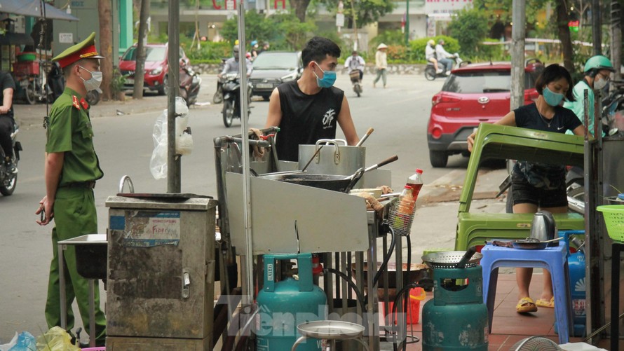 Bất chấp lệnh cấm, hàng quán vỉa hè vẫn ngang nhiên hoạt động