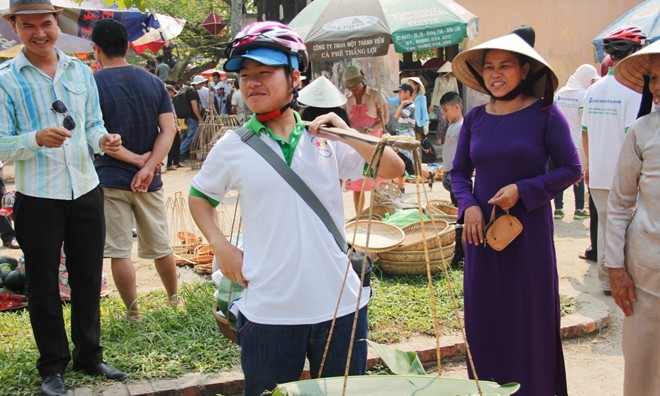 Rộn ràng khai hội “Chợ quê cầu Ngói”