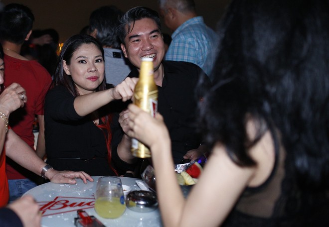 Thanh Thảo đi bar cùng bồ cũ dù sắp lên xe hoa