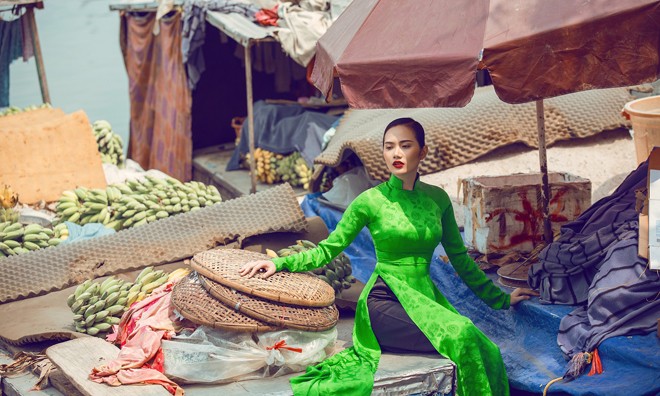 Siêu mẫu Diệu Linh mặc áo dài trên chợ nổi