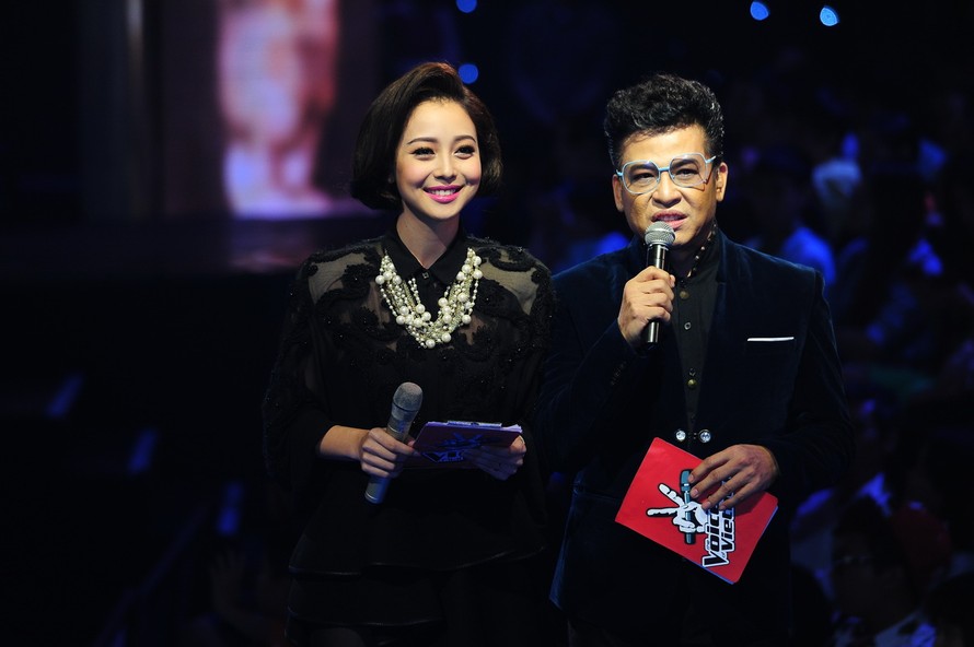 Jennifer Phạm kiêu sa bên MC Thanh Bạch.