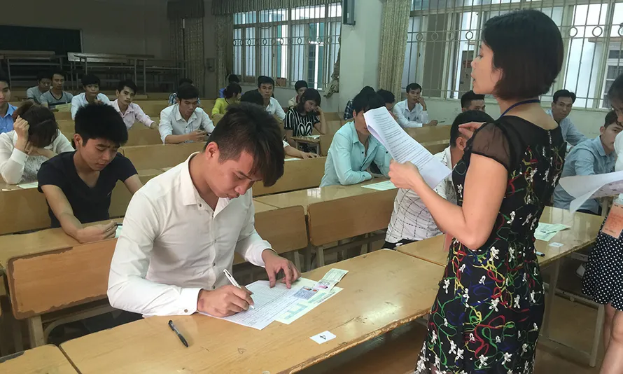 Người lao động chuẩn bị bước vào ký thi tiếng Hàn năm 2016. Ảnh: Thanh Kiều.