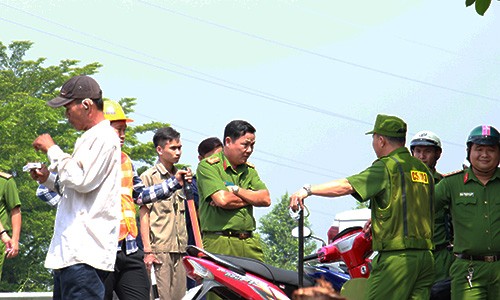 Cảnh sát vây bắt nghi can cầm dao cố thủ trong nhà dân. Ảnh: Hoàng Nam.