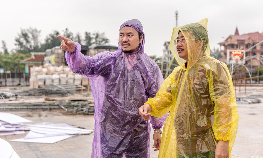 Đạo diễn Hoàng Nhật Nam và nhà báo Vũ Tiến tại hiện trường thi công sân khấu.