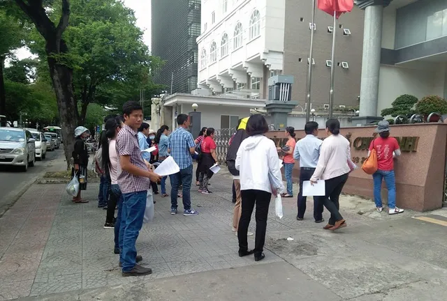 Khách hàng kéo đến công ty Gia Phú để phản đối 