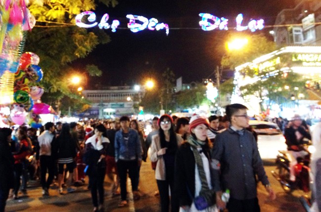Chợ đêm Đà Lạt đông nghẹt khách