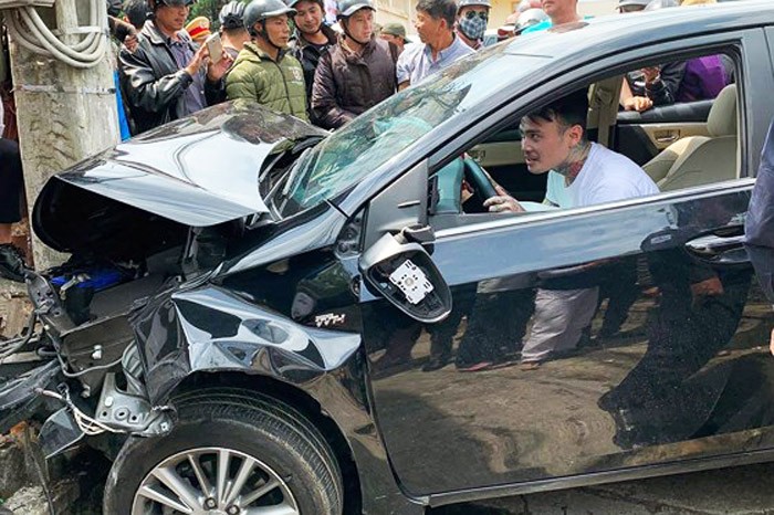 Tài xế ôm vô lăng lắc lư sau khi gây tai nạn liên hoàn