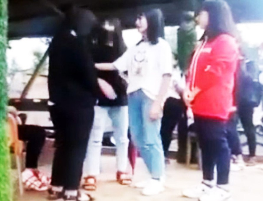 T (người ngoài cùng bên trái) bị 3 nữ sinh tát vào mặt