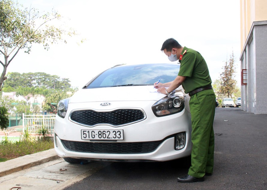 Một ô tô nhom đối tượng chiếm đoạt rồi rao bán 