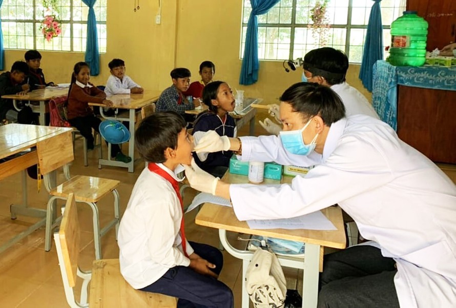 Khám sàng lọc bệnh bạch hầu cho học sinh