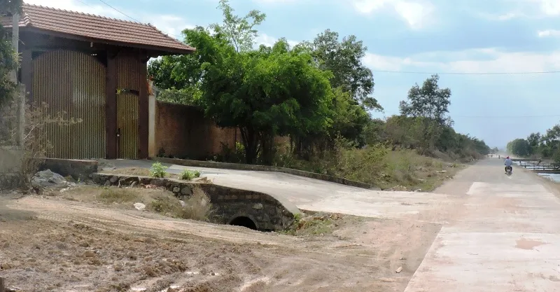 Đường bê tông làm vừa đến nhà ông Quang thì “hết vốn”.