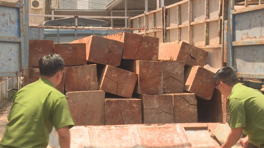 Công an kiểm tra xe chở gỗ không hóa đơn chứng từ