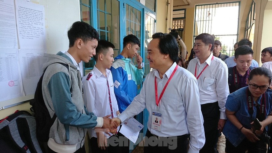 Bộ trưởng Phùng Xuân Nhạ thăm điểm thi tại trường THPT Cư Mgar