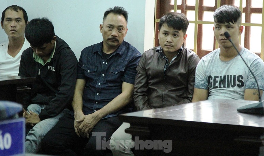 Phan Hữu Phượng (ở giữa) tại phiên xét xử sơ thẩm