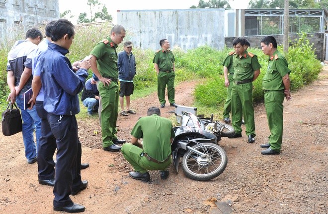Công an khám nghiệm hiện trường
